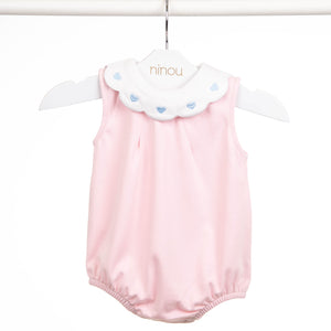 Romper de bebê com gola coração em algodão Pima, da Ninou