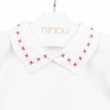 Body de bebê Calixte vermelho e branco, da Ninou