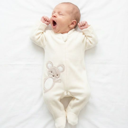 Macacão de bebê Quentinho off white em soft, da Ninou