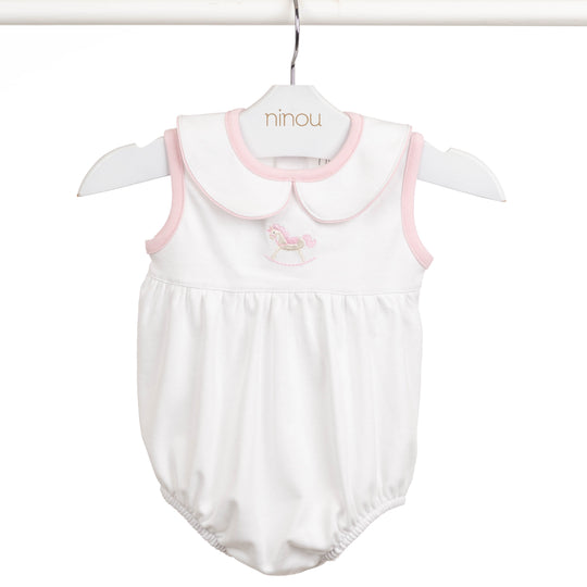 Romper de bebê Poulain rosa em algodão Pima, da Ninou