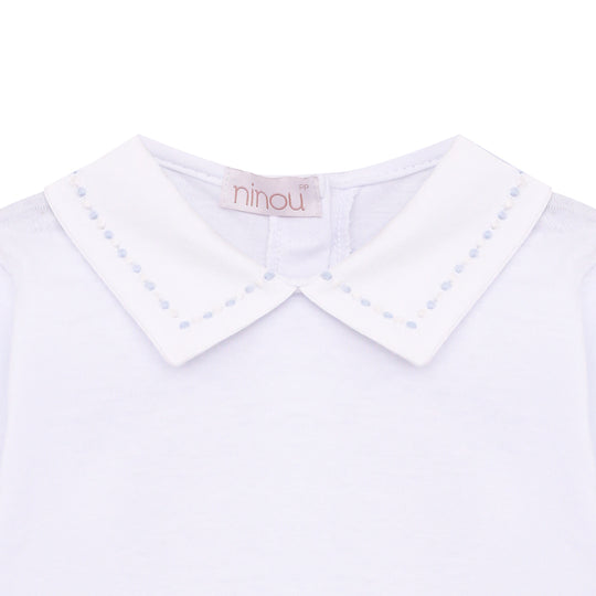 Body de bebê Lucca azul e branco, da Ninou
