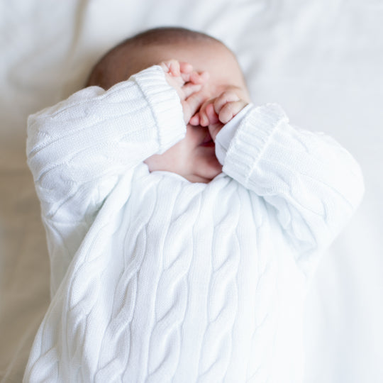 Macacão de bebê Tressê branco em tricô, da Ninou