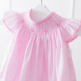 Vestido de bebê Jolie rosa em risca de giz, da Ninou